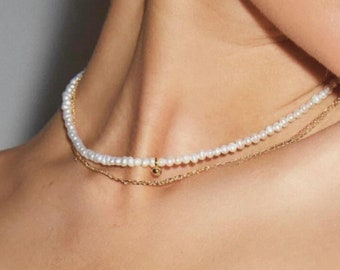 Kleine Süßwasserperlen Choker Halskette mit Goldkugeln • Natürliche Perlen • Valentinstag Geschenke • Perfekt für Sommer und Urlaub