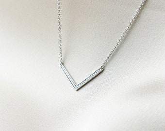 Geometrische Chevron Bar Halskette • V Anhänger mit Zirkonia an einer zarten Kette Halskette • Hochzeit Halskette •Minimalistische Halskette