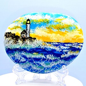 Faro dipinto a mano su una roccia di fiume. Mare agitato in questo paesaggio marino
