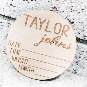 Gravierte Holz Neugeborenen Geburt Stats Prop, Baby Name Runde