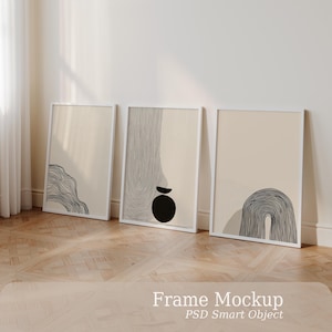 Conjunto de tres maquetas de marcos PSD, 3 exhibidores de arte para pared de galería, póster vertical apoyado en el suelo, minimalista, realista, DIN A, objeto inteligente