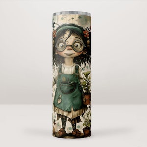 Pode incluir: Uma ilustração colorida de uma menina com óculos e um vestido verde segurando uma planta em vaso. O fundo é marrom claro com um padrão floral.