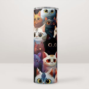 Pode incluir: Um copo de aço inoxidável com um padrão colorido de gatos de desenho animado. Os gatos são de várias cores, incluindo branco, preto, laranja, marrom e azul. O copo tem uma tampa transparente.