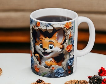 Puede incluir: Una taza de cerámica blanca con un diseño colorido de un zorro de dibujos animados asomándose por un muro roto. La taza está llena de líquido oscuro y está sobre una superficie blanca.