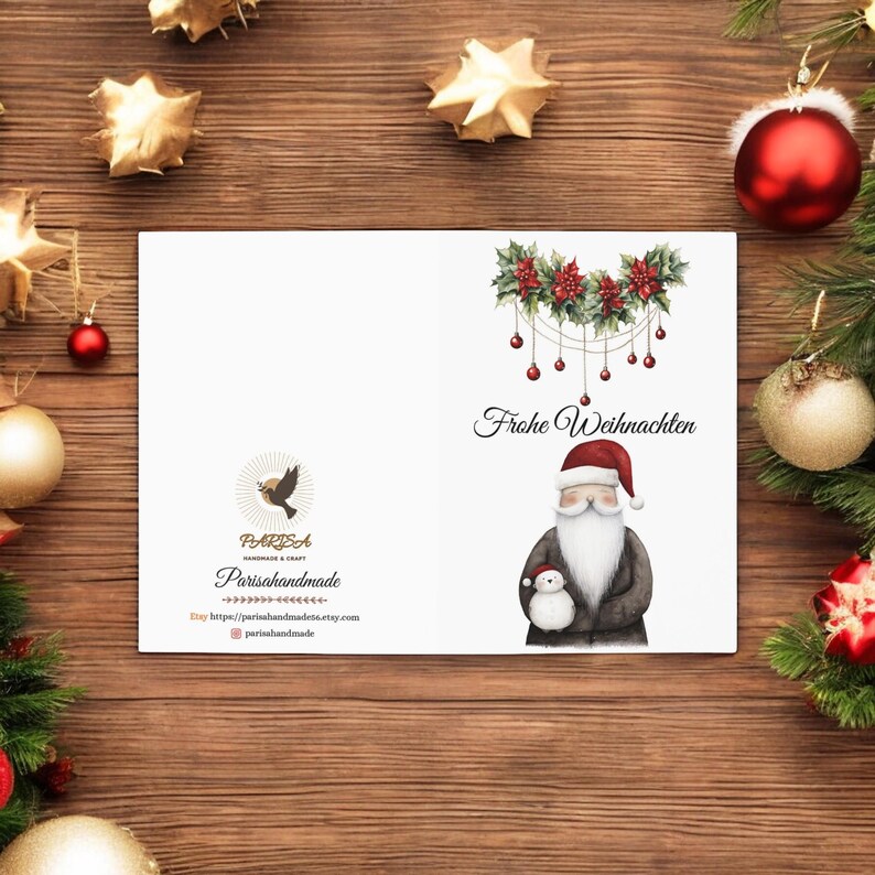 Die Vorderseite der Karte zeigt eine charmante Illustration des Weihnachtsmanns mit einem Schneemann in den Händen