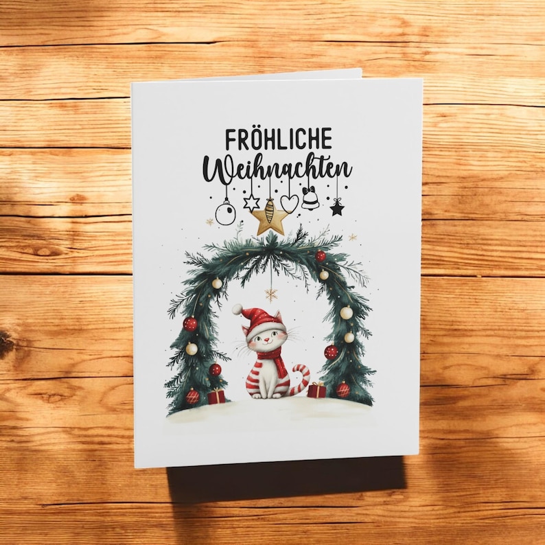 Eine niedliche Katze mit Weihnachtsmütze, umgeben von einem Kranz und festlichen Kugeln.