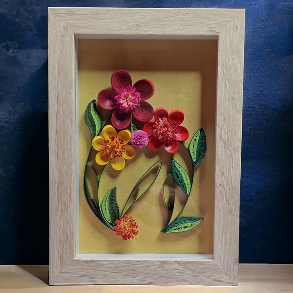 Gekrönte Blumen: Papierquilling Kunstwerk in Gold auf MDF-Rahmen-Quilled Floral Trio on Gold-Red and Yellow Paper Flowers in MDF Frame