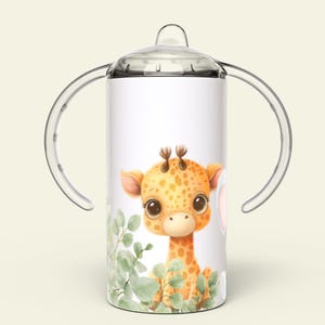 Op de afbeelding: Een witte roestvrijstalen drinkbeker met een doorzichtig deksel en twee handvatten. De beker heeft een cartoon-giraf met bruine vlekken en groene bladeren.