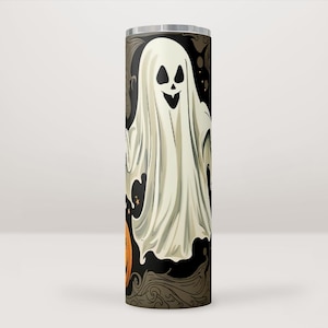 Pode incluir: Um fantasma branco com um rosto amigável é apresentado em um copo preto e marrom. O fundo tem um tema de Halloween vintage com abóboras e morcegos.