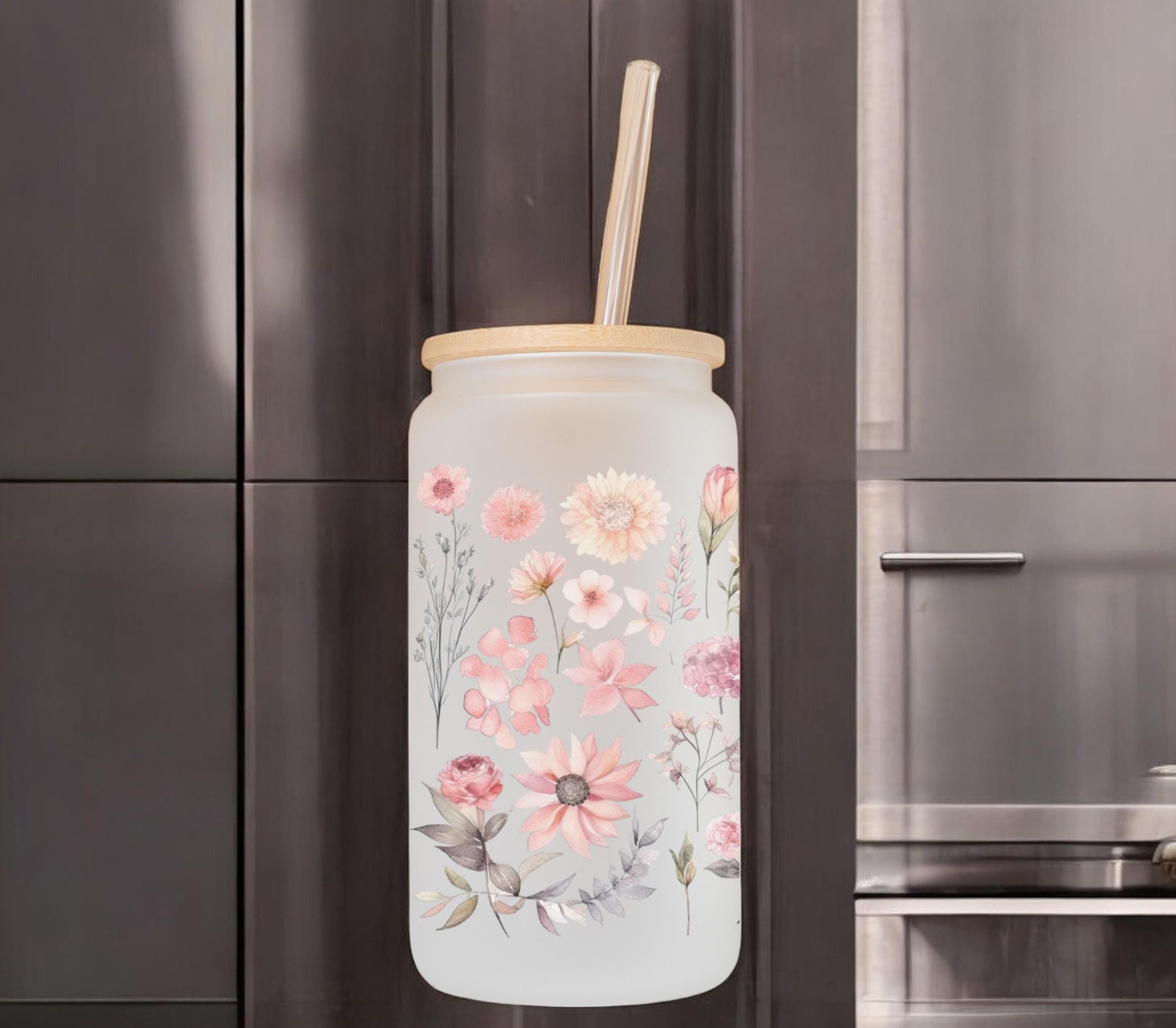 Frostglasbecher mit Bambusdeckel und Blumenmuster sowie Glasstrohhalm, Trinkglas, gefrostetes Glas