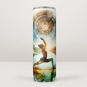 Pode incluir: Um copo cilíndrico alto com um design em aquarela apresentando uma silhueta de pose de ioga contra uma paisagem de montanhas, água e um padrão celestial. A paleta de cores inclui azuis, verdes e dourados.
