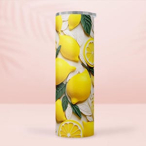 Pode incluir: Um copo cilíndrico com um design de limão. O copo é decorado com um padrão repetido de limões amarelos brilhantes, folhas verdes e fundos texturizados brancos. O copo tem aproximadamente 20 cm de altura.