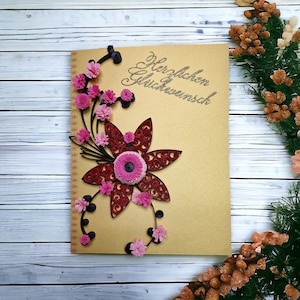 Quilling Grußkarte - Rote Blume, Pink Knospe, Gold Hintergrund.Quilling-Grußkarte - Rote Blume und rosa Blütenknospe auf goldenem Hintergrund