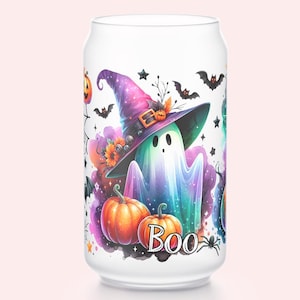 Puede incluir: Lata blanca con un diseño de temática de Halloween que presenta un fantasma con un sombrero de bruja, calabazas, murciélagos y estrellas. El texto "BOO" está impreso en la lata.