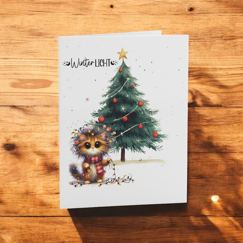 Süße Katze mit Weihnachtslichtern und festlichem Baum.
