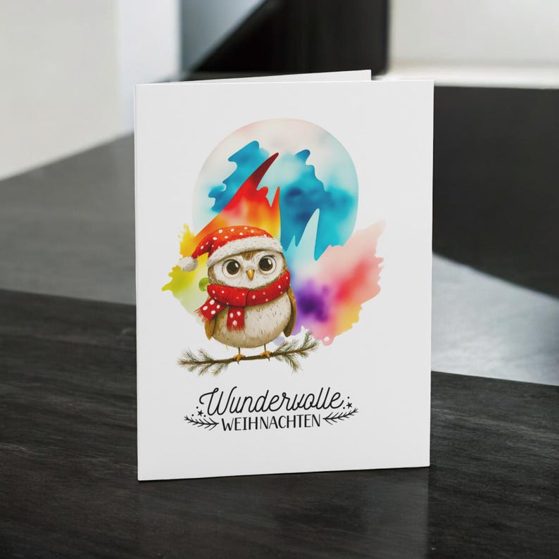 Die Vorderseite zeigt eine süße Eule auf einem Tannenzweig mit einer festlichen Weihnachtsmütze, vor einem farbenfrohen Aquarell-Hintergrund. Der Gruß "Wundervolle Weihnachten" sorgt für festliche Stimmung.