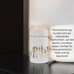 May include: A white frosted glass jar with a bamboo lid. The jar has a floral design with the text "Mir Danke zum Geburtstag" on the front. The jar is sitting on a black shelf. The text "Personalisierung: Kunden k&ouml;nnen individuelle Nachrichten auf den Becher schreiben lassen. Perfekt f&uuml;r eine pers&ouml;nliche Note und als Geschenk!" is visible on the right side of the image.