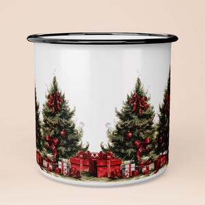 Op de afbeelding: Witte emaille mok met een zwarte rand met een herhalend patroon van kerstboom met rode linten en ornamenten. De bomen zijn omringd door rood-wit ingepakte cadeaus.