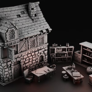 Könnte beinhalten: Ein graues Steinhaus mit einer Holztür und einem Schild mit der Aufschrift "The Three Fishes". Das Haus ist von Möbeln umgeben, darunter ein Tisch, Stühle, ein Bücherregal und ein Fass.