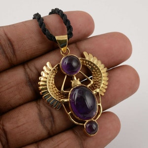 Ametist egyptisk skarabé hänge halsband - guld bevingad skalbagge amulett - lila ametist skyddssmycken - forntida mytologi gåva till henne