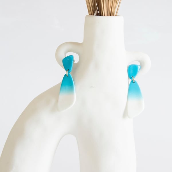 Boucles d’oreilles dégradé bleu en argile polymère et acier inoxydable I Création artisanale faites main I Bijou unique et léger idée cadeau