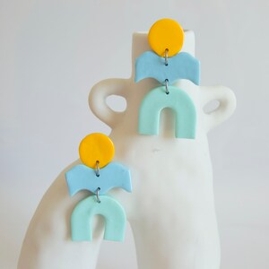 Blue/Yellow Wave earrings in polymer clay and stainless steel I Handmade artisanal creation I Unique & light jewelry, gift