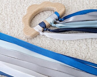 Handvlieger Houten wolk en blauw lint zintuiglijk speelgoed Waldorfspeelgoed Montessorispeelgoed peuter fantasiespel Danswimpels