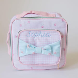 Boîte à lunch personnalisée pour fille | Boîte à lunch avec prénom brodé | Lunch box rose Vichy | Retour au sac d'école | Boîte à lunch personnalisée avec nœud