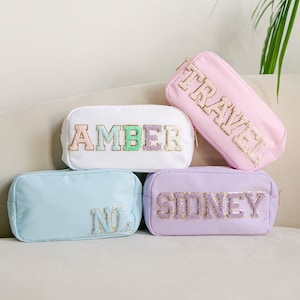 Bolsa de cosméticos grande de nylon personalizada | Bolsa de maquiagem com letras em chenille | Bolsa de viagem personalizada | Presentes para madrinhas | Bolsa tote com remendo