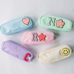 Trousse en nylon personnalisée | Sac à crayons en chenille avec écusson à lettres | Trousse personnalisée pour enfant | Cadeau personnalisé | Sac de patchs personnalisé