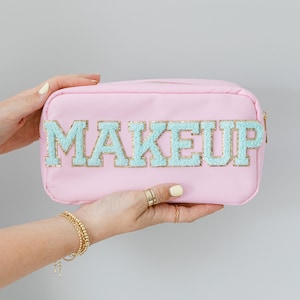 Bolsa cosmética GRANDE de nylon personalizada | Bolsa de maquiagem com remendo de letra de Chenille | Bolsa de viagem personalizada | Presentes para damas de honra | Bolsa com remendo
