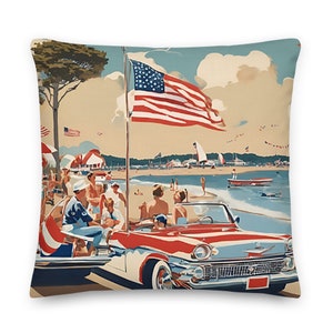 Puede incluir: Un coche descapotable vintage rojo, blanco y azul con gente dentro conduciendo por una playa con una bandera estadounidense ondeando en el fondo.