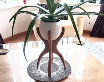 Folm.shop stylish handmade Oak plant stand with contemporary white 14cm ceramic pot.