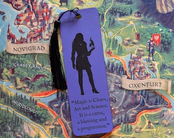 Marque-page Witcher Yennefer of Vengerberg - Simili cuir violet - Citation gravée au laser - Cadeau fantastique pour les amateurs de livres et les fans de RPG