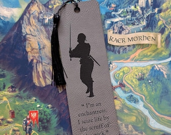 Marque-page Ciri Witcher - Simili cuir gris - Citation gravée au laser - Cadeau Witcher aux cheveux cendrés pour les amateurs de livres fantastiques