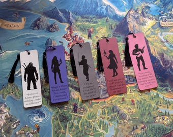 Ensemble de marque-pages Witcher - Faux cuir gravé au laser - Geralt, Yennefer, Triss, Ciri et pissenlit - Citations de personnages - Cadeau livresques fantastiques