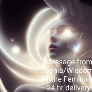 Puede incluir: Una imagen de arte digital de la cara de una mujer con ojos brillantes. El fondo es una luz blanca giratoria. El texto "Message from Sophia/Wisdom/Divine Feminine 24 hr delivery" está en la parte inferior de la imagen.
