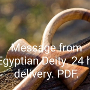 Może przedstawiać: Drewniany Ankh, starożytny egipski symbol życia, z tekstem "Message from Egyptian Deity. 24 hr delivery. PDF."
