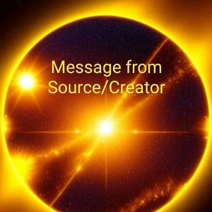 Op de afbeelding: Een felgele cirkel met een glimmende ster in het midden, omringd door een donkere achtergrond met een bericht dat luidt "Message from Source/Creator".