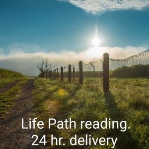 Puede incluir: Un camino de tierra atraviesa un campo con una valla de alambre y postes de madera. El sol brilla intensamente en el cielo azul, y hay un campo de maíz a la izquierda del camino. El texto "Life Path reading. 24 hr. delivery" está en la parte inferior de la imagen.