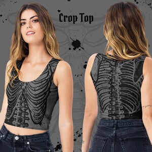 K&ouml;nnte beinhalten: Graues Crop-Top mit schwarzem Brustkorb-Design auf Vorder- und R&uuml;ckseite. Die Worte "Crop Top" sind oben im Bild aufgedruckt. Das Top ist &auml;rmellos und hat einen Rundhalsausschnitt.