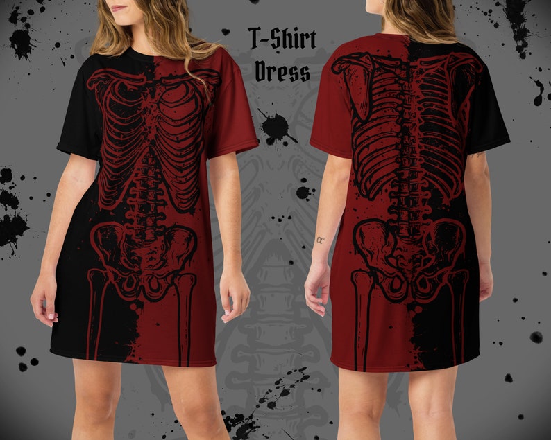 K&ouml;nnte beinhalten: Ein rot-schwarzes T-Shirt-Kleid mit einem Skelett-Grafikdruck. Das Kleid hat kurze &Auml;rmel und eine lockere Passform.