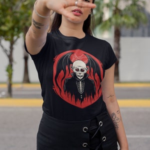 Gothic Vampir T-Shirt: Gruseliges Halloween T-Shirt, Horror Fan Geschenk Bild 2