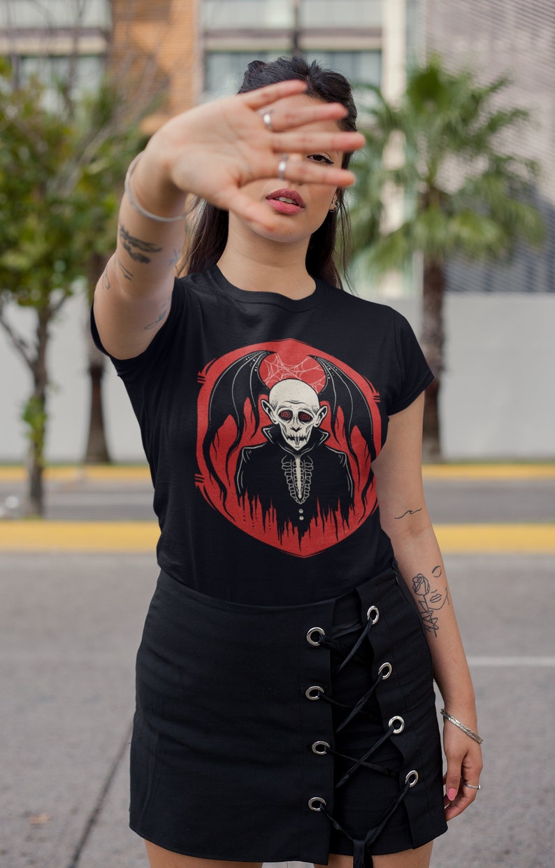 Gothic Vampir T-Shirt: Gruseliges Halloween T-Shirt, Horror Fan Geschenk Bild 2