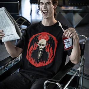 Gothic Vampir T-Shirt: Gruseliges Halloween T-Shirt, Horror Fan Geschenk Bild 5