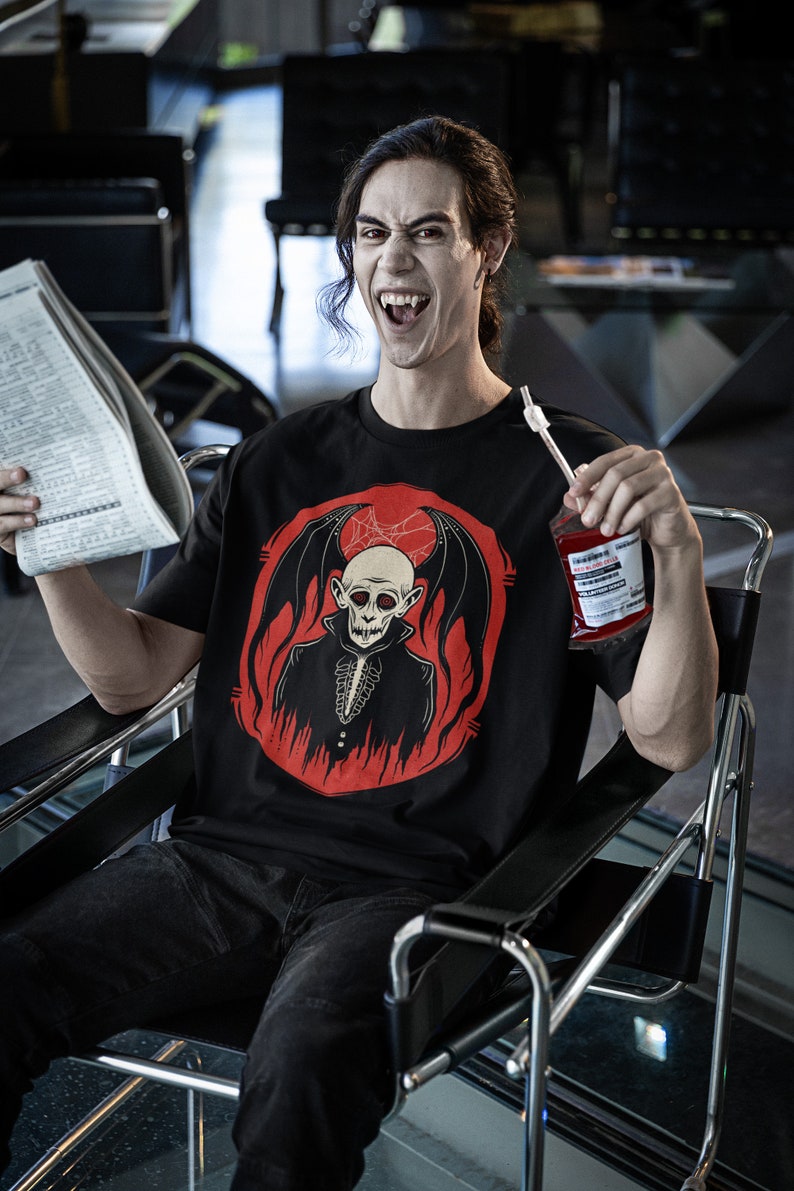 Gothic Vampir T-Shirt: Gruseliges Halloween T-Shirt, Horror Fan Geschenk Bild 5