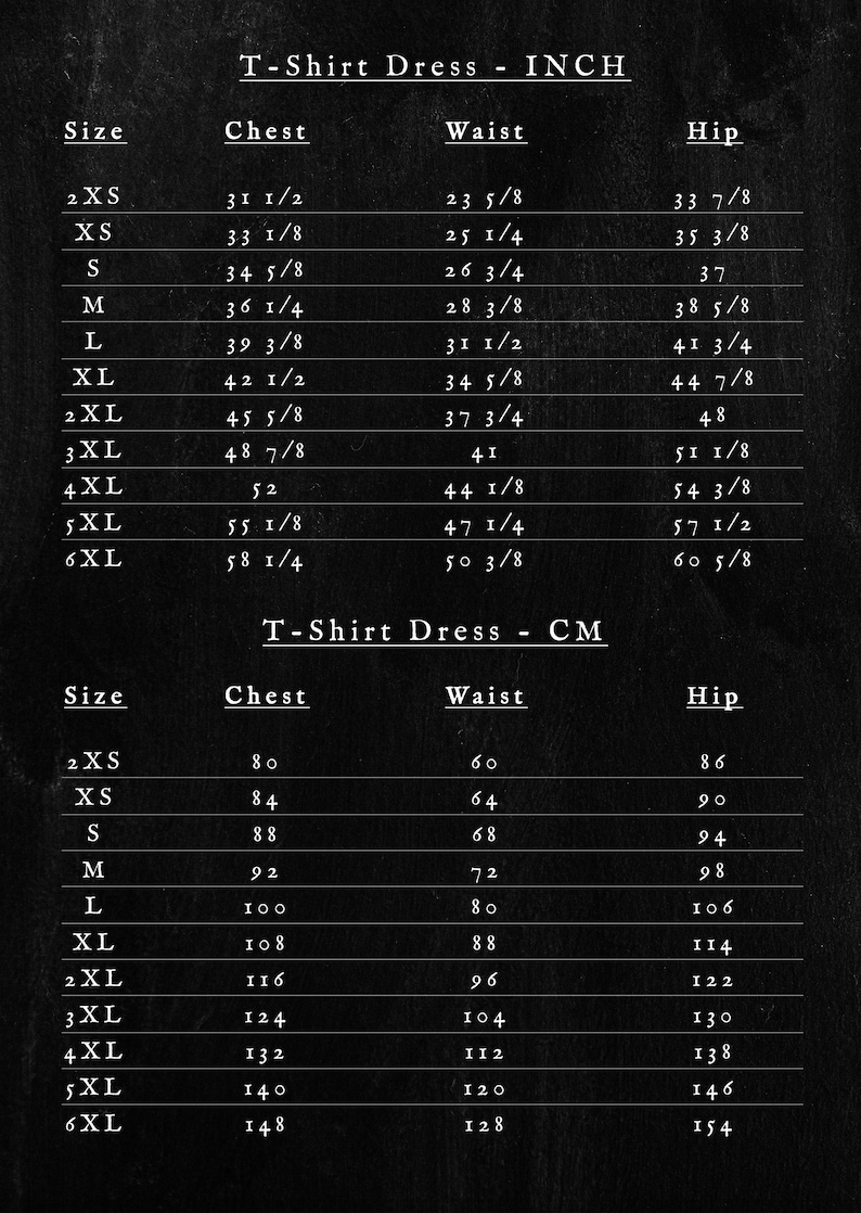 K&ouml;nnte beinhalten: Eine Gr&ouml;&szlig;entabelle f&uuml;r ein T-Shirt-Kleid in Zoll und Zentimetern. Die Tabelle listet die Gr&ouml;&szlig;en von 2XS bis 6XL auf und enth&auml;lt Ma&szlig;e f&uuml;r Brust, Taille und H&uuml;fte.