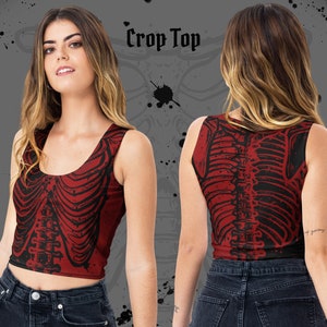 K&ouml;nnte beinhalten: Ein rotes Crop-Top mit einem schwarzen Skelett-Druck. Das Top ist &auml;rmellos und hat einen runden Ausschnitt.