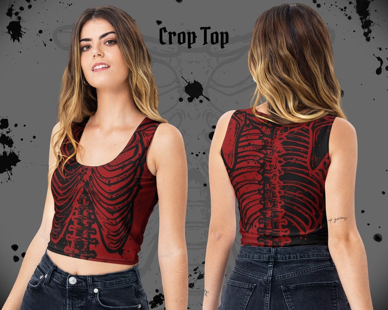 K&ouml;nnte beinhalten: Ein rotes Crop-Top mit einem schwarzen Skelett-Druck. Das Top ist &auml;rmellos und hat einen runden Ausschnitt.