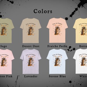 Puede incluir: Un conjunto de diez camisetas de diferentes colores, cada una con un gr&aacute;fico de una figura con una larga barba y un bast&oacute;n, con el texto "Gruss vom Krampus" sobre la figura. Los colores incluyen Sage, Desert Dust, Fraiche Peche, Butter, Cotton Pink, Lavender, Serene Blue y White.